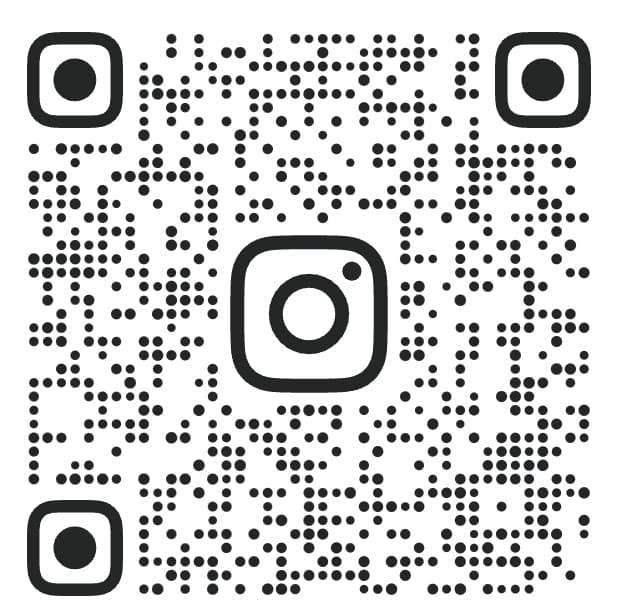 Code QR noir et blanc avec le logo Instagram au centre sur un fond blanc.
